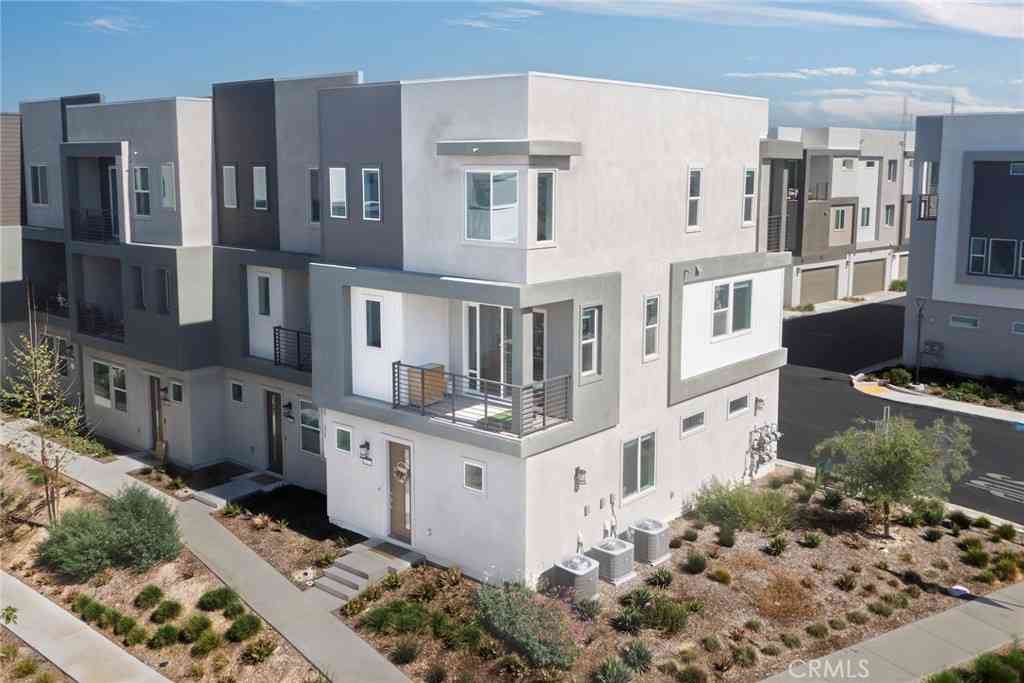 Condo For Sale - 26857 Laurel Mountain Loop<br/> Valencia, CA 91381