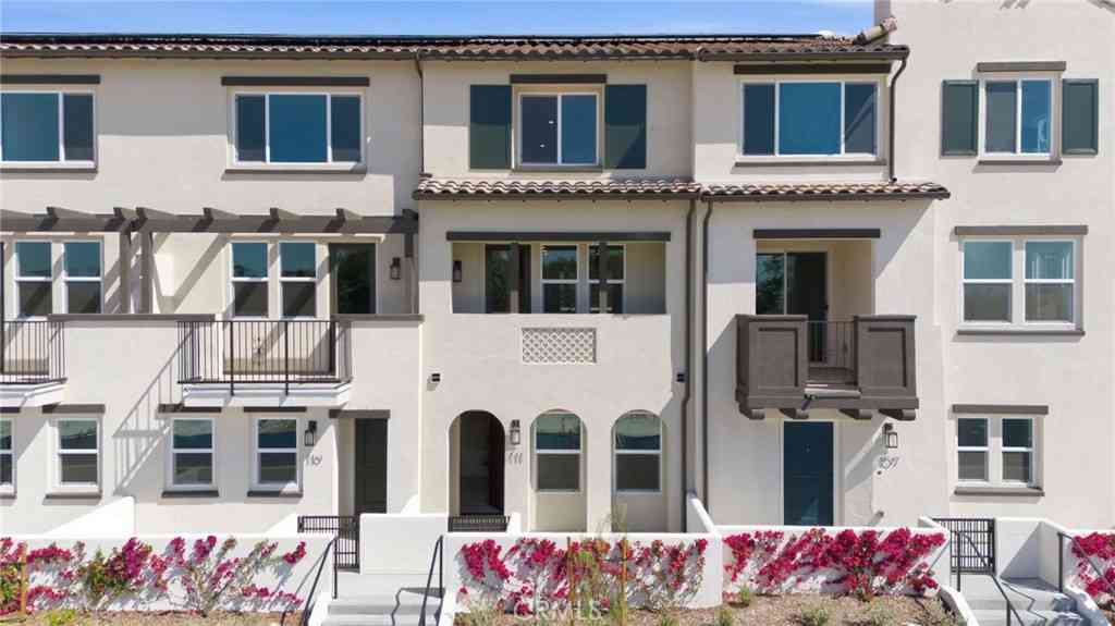 Townhouse For Sale - 111 Evergreen Lane<br/> Claremont, CA 91711