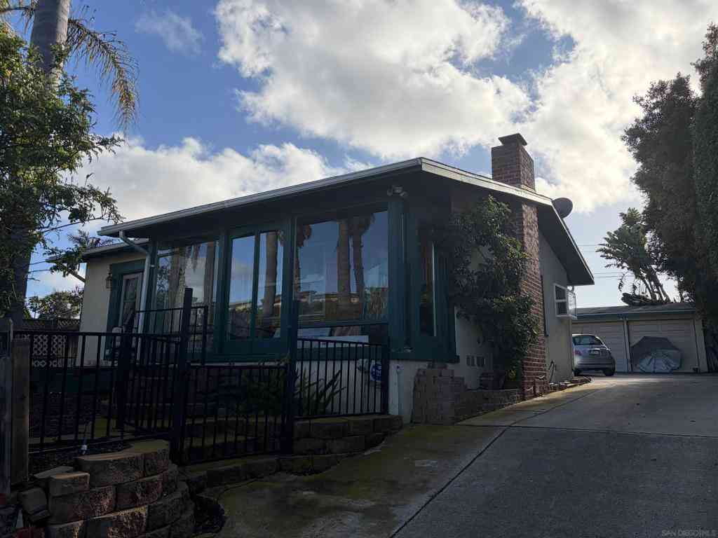 Homes For Sale - 415 S Weitzel St<br/> Oceanside, CA 92054