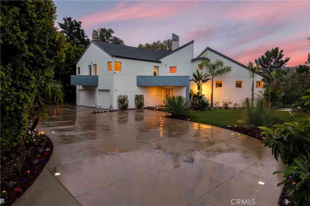 Homes For Sale - 385 S Via Montanera<br/> Orange County, Anaheim Hills, CA 92807