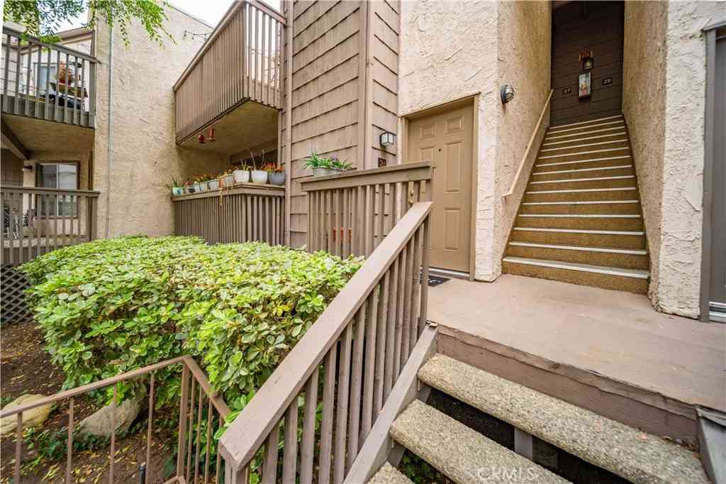 Condo For Sale - 18316 Hatteras Street #26<br/> Tarzana, CA 91356