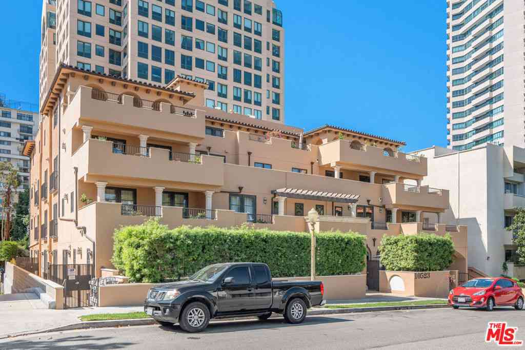 Condo For Sale - 10523 Ashton Avenue #301<br/> Los Angeles, CA 90024