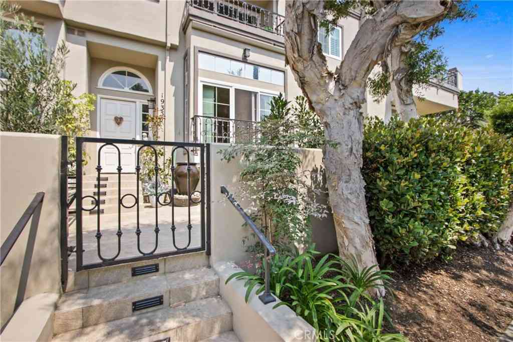 Townhouse For Sale - 19355 Maidstone<br/> Huntington Beach, CA 92648