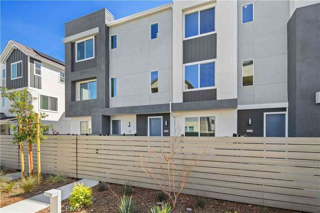Townhouse For Sale - 27331 Bear Creek Lane<br/> Valencia, CA 91381