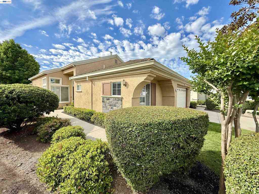 Homes For Sale - 30 Gala Ln<br/> Brentwood, CA 94513