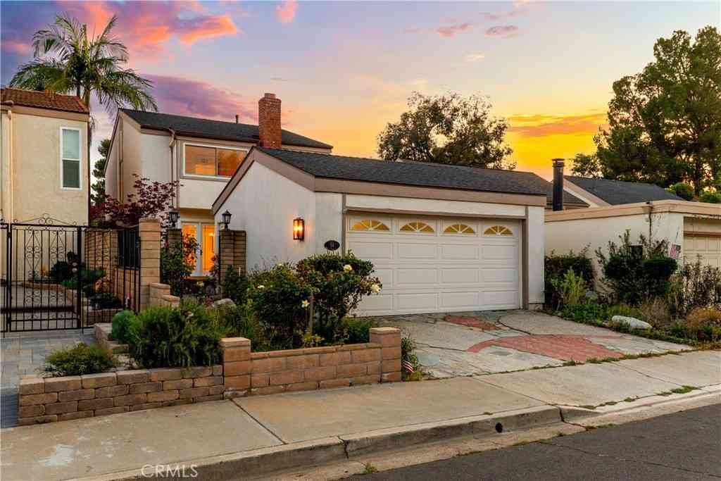 Homes For Sale - 54 Willow Tree<br/> Irvine, CA 92612