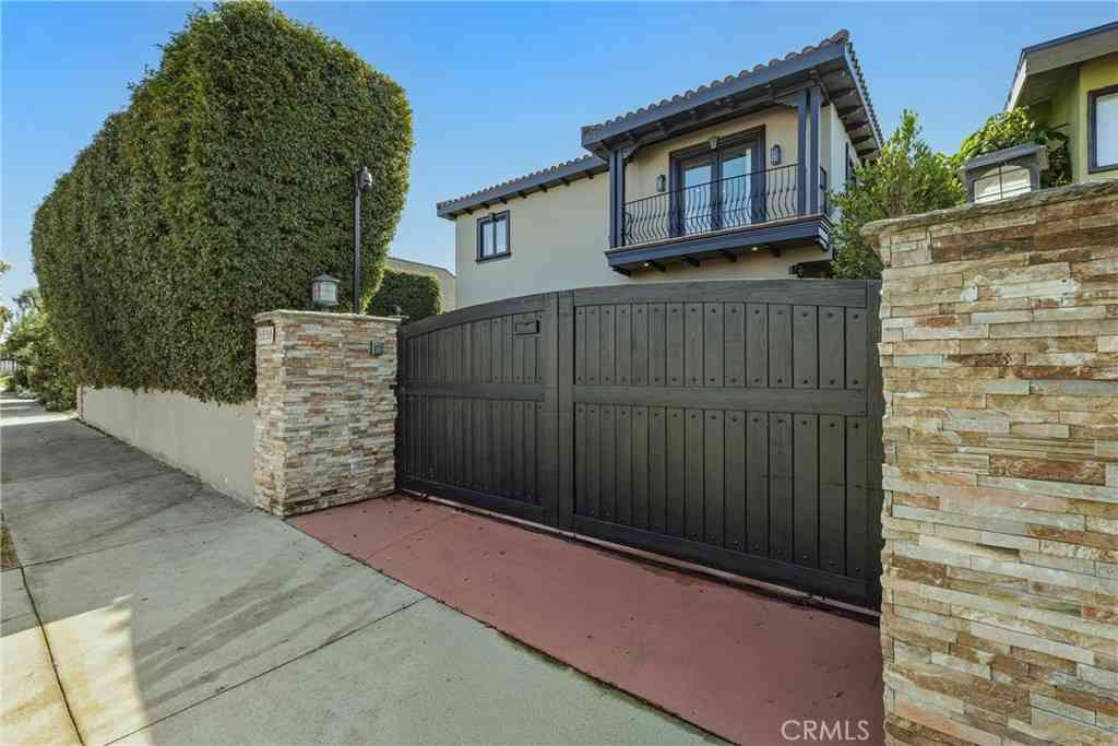 Homes For Sale - 5558 Edgewood Place<br/> Los Angeles, CA 90019
