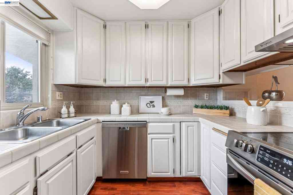 Townhouse For Sale - 1130 Fontana Drive<br/> Alameda, CA 94502
