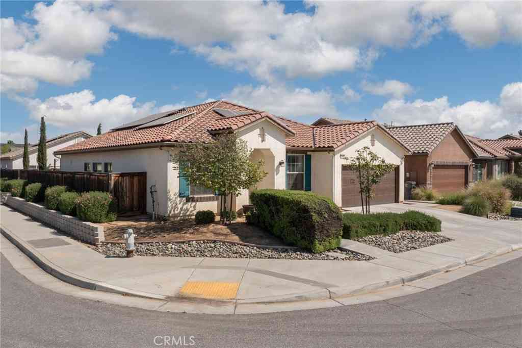 Homes For Sale - 9500 Laurelwood Court<br/> Shafter, CA 93263