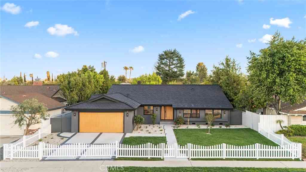 Homes For Sale - 23856 Aetna<br/> Woodland Hills, CA 91367