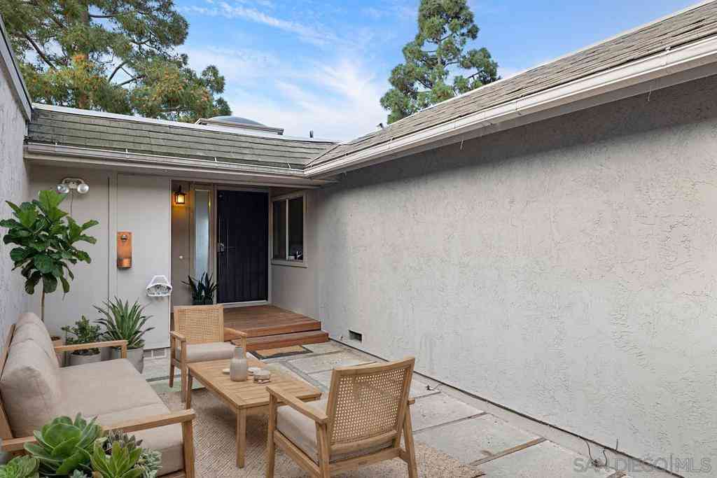 Condo For Sale - 6361 Caminito Andreta<br/> San Diego, CA 92111