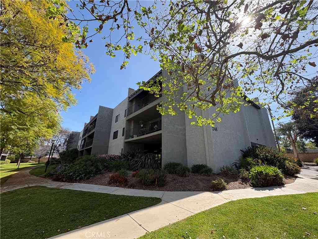 Condo For Rent - 246 E Fern Avenue #103<br/> Redlands, CA 92373