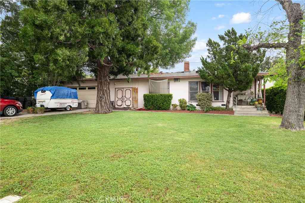 Homes For Sale - 4820 Burgoyne<br/> La Canada Flintridge, CA 91011