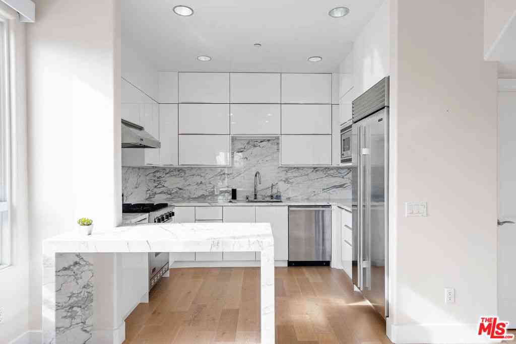 Condo For Rent - 438 Arnaz Drive #106<br/> Los Angeles, CA 90048