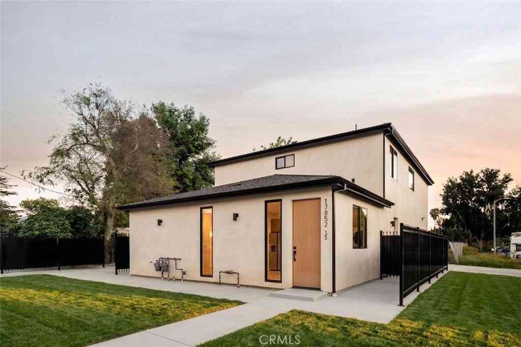 Homes For Sale - 17852 Saticoy Street<br/> Reseda, CA 91335