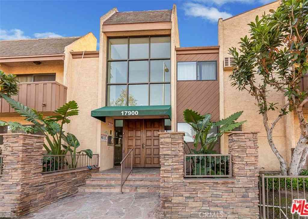 Condo For Sale - 17900 Sherman Way #226<br/> Reseda, CA 91335