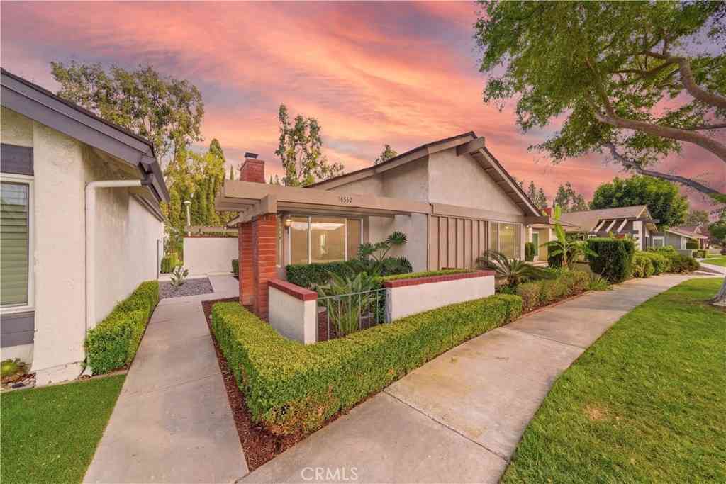 Condo For Sale - 14332 Pinewood<br/> Tustin, CA 92780