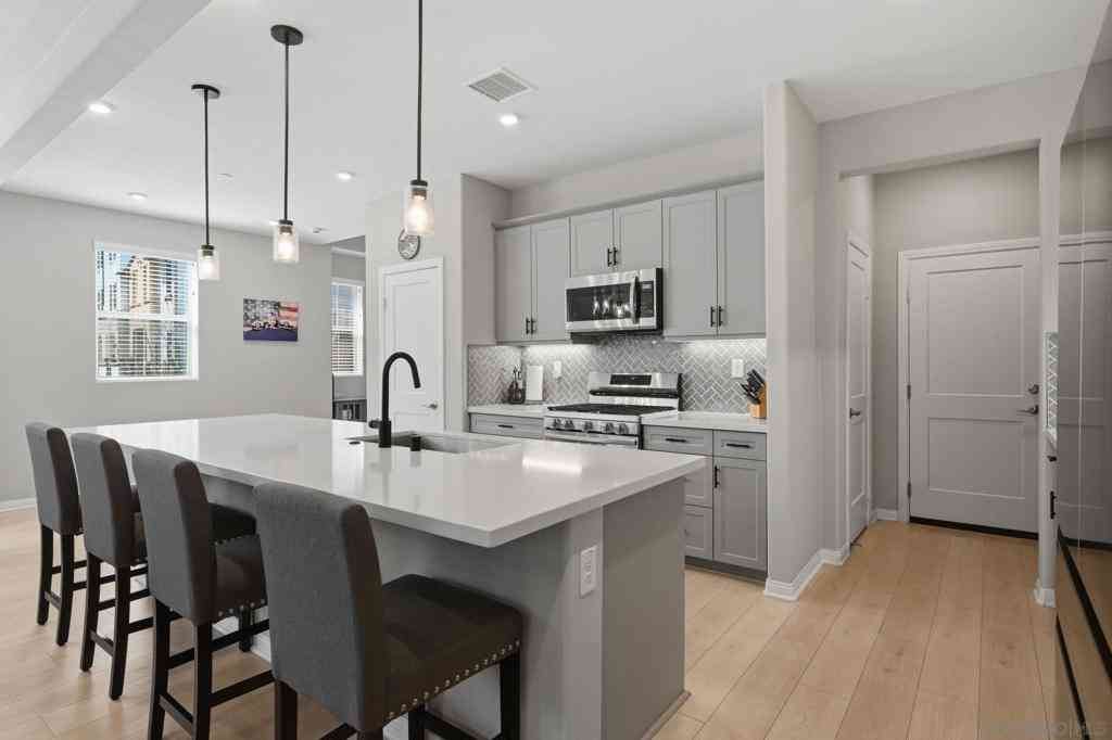 Townhouse For Sale - 1700 Valley Oak Way<br/> Oceanside, CA 92056