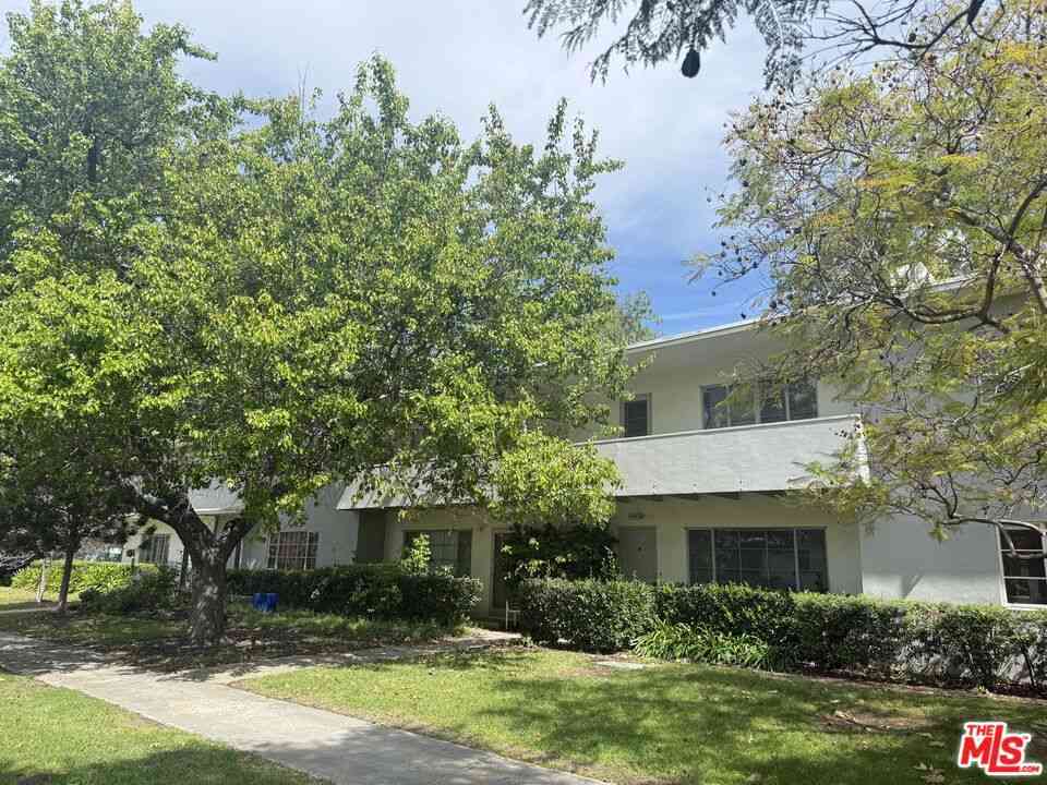 Condo For Sale - 5506 Village Green<br/> Los Angeles, CA 90016