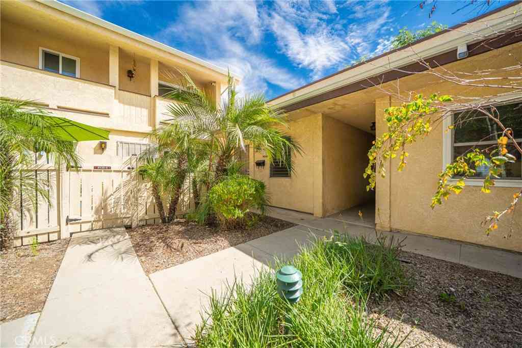 Condo For Sale - 8120 Canby Ave #6<br/> Reseda, CA 91335