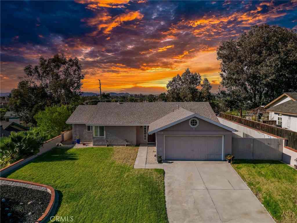 Homes For Sale - 30630 Southern Cross Road<br/> Temecula, CA 92592
