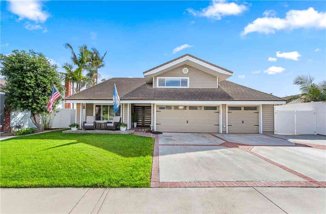 Homes For Sale - 5622 Brighton Drive<br/> Huntington Beach, CA 92649