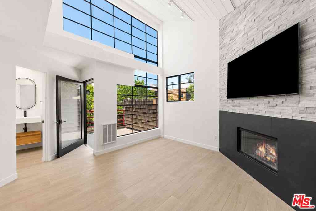 Condo For Rent - 29233 Heathercliff Road #4<br/> Malibu, CA 90265