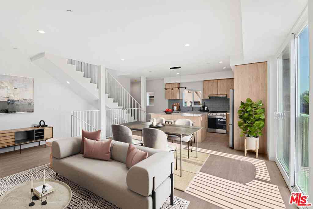Condo For Rent - 2521 S Orange Drive<br/> Los Angeles, CA 90016