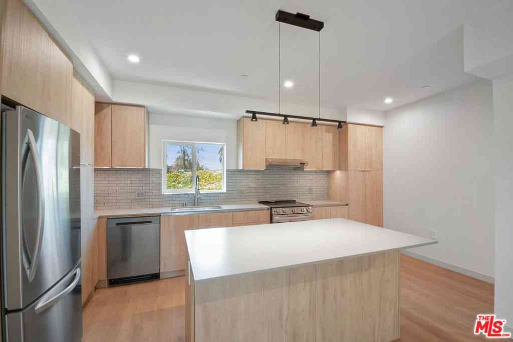 Condo For Rent - 2523 1/2 S Orange Drive<br/> Los Angeles, CA 90016