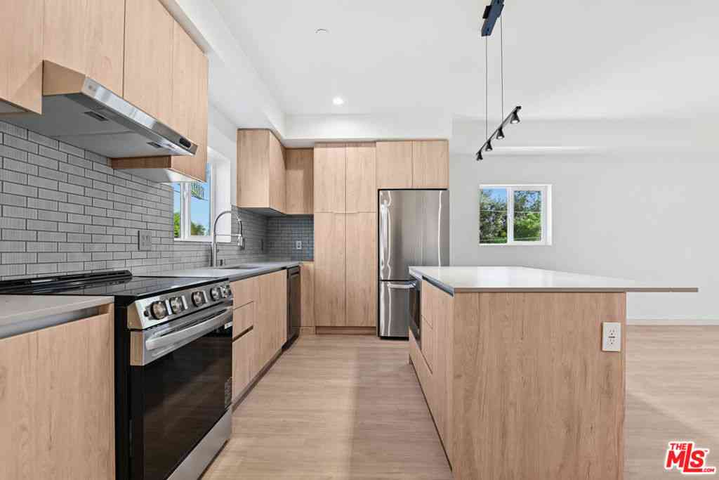 Condo For Rent - 2523 S Orange Drive<br/> Los Angeles, CA 90016