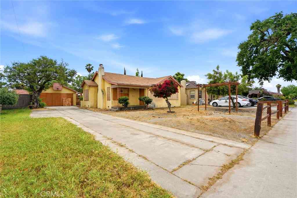 Homes For Sale - 1946 E Clinton<br/> Fresno, CA 93703