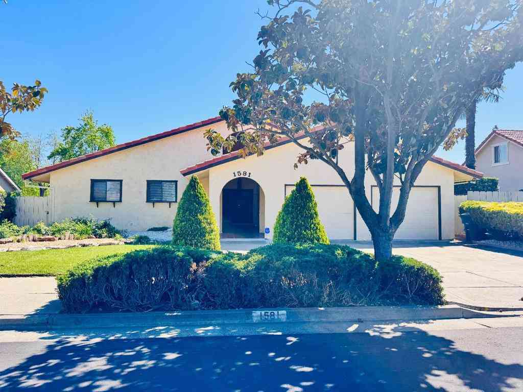 Homes For Sale - 1581 Alta Vista Drive<br/> Hollister, CA 95023