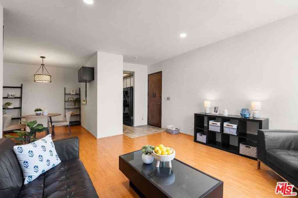 Condo For Sale - 533 S St Andrews Place #220<br/> Los Angeles, CA 90020