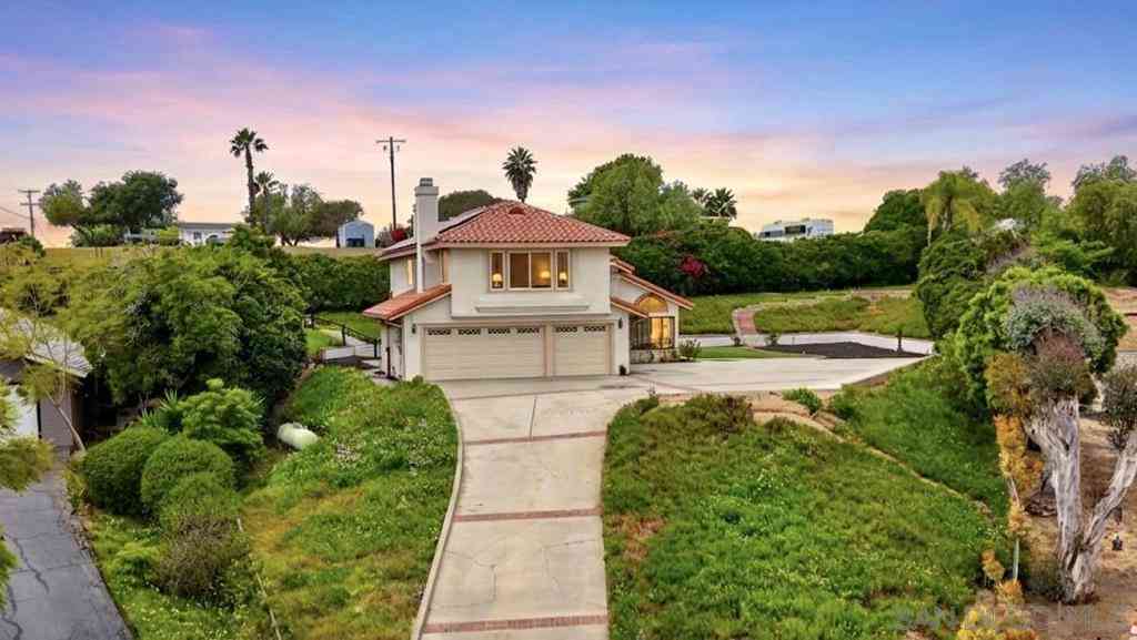 Homes For Sale - 1402 Broken Arrow<br/> Fallbrook, CA 92028