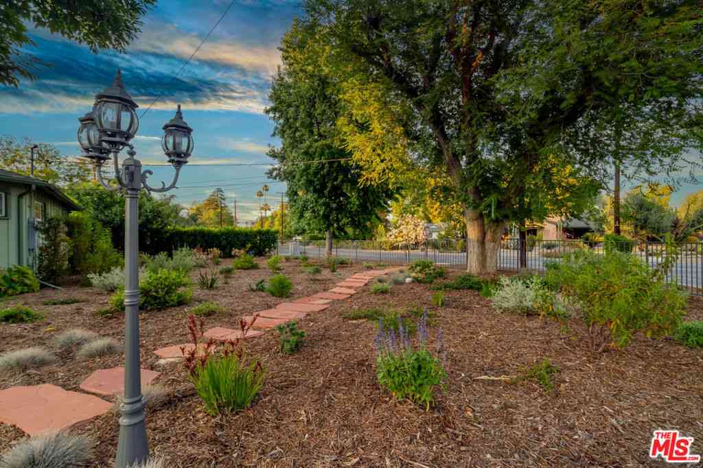 Homes For Sale - 6001 Oakdale Avenue<br/> Woodland Hills, CA 91367