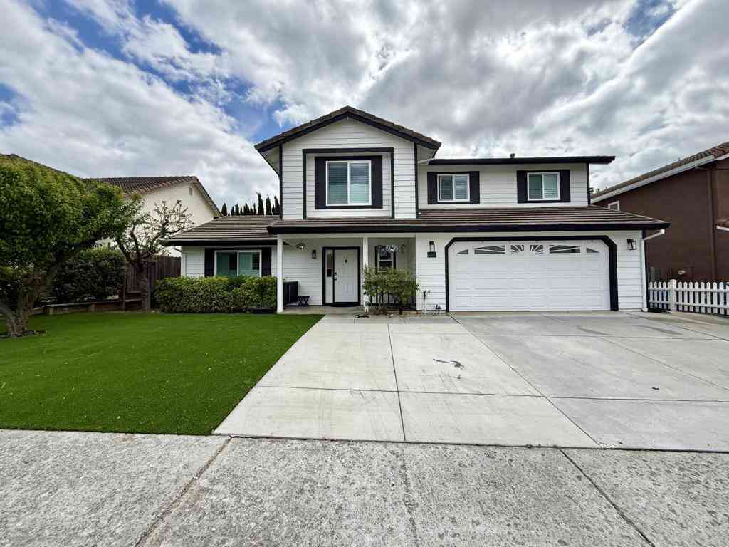 Homes For Sale - 1701 Hemlock Court<br/> Hollister, CA 95023