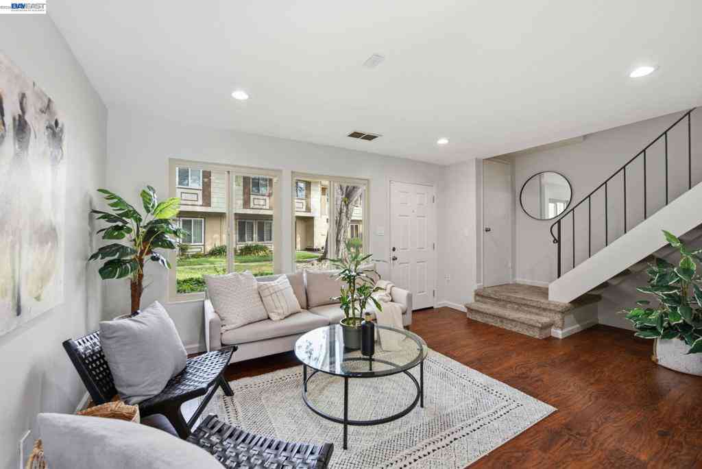 Townhouse For Sale - 27864 Hummingbird Ct<br/> Hayward, CA 94545