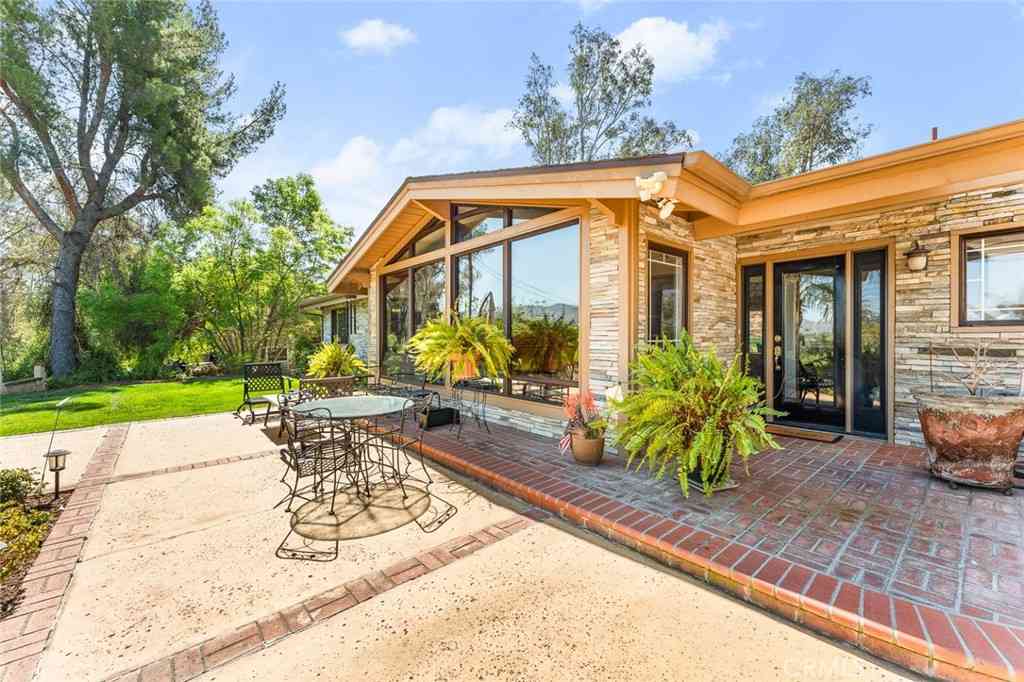 Homes For Sale - 5051 Victoria Avenue<br/> Riverside, CA 92506