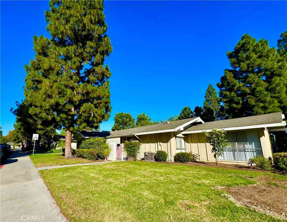 Homes For Sale - 425 Avenida Castilla #b #B<br/> Laguna Woods, CA 92637