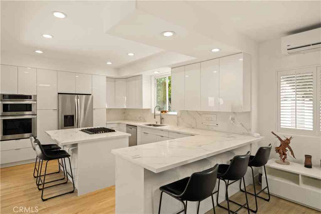 Townhouse For Sale - 2406 Huntington Lane #B<br/> Redondo Beach, CA 90278