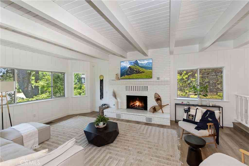 Homes For Sale - 1211 Yellowstone Drive<br/> Lake Arrowhead, CA 92352
