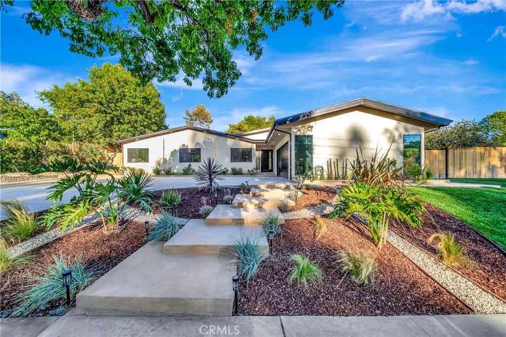 Homes For Sale - 5534 Pattilar Avenue<br/> Woodland Hills, CA 91367