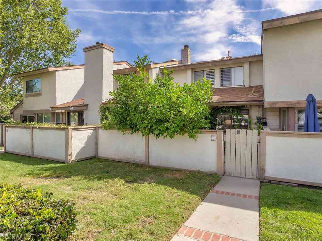 Townhouse For Sale - 8348 Penfield Avenue #3<br/> Winnetka, CA 91306