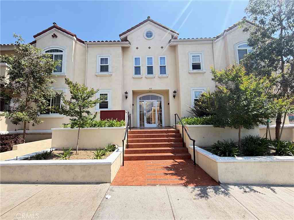 Condo For Rent - 300 E Providencia #111<br/> Burbank, CA 91502