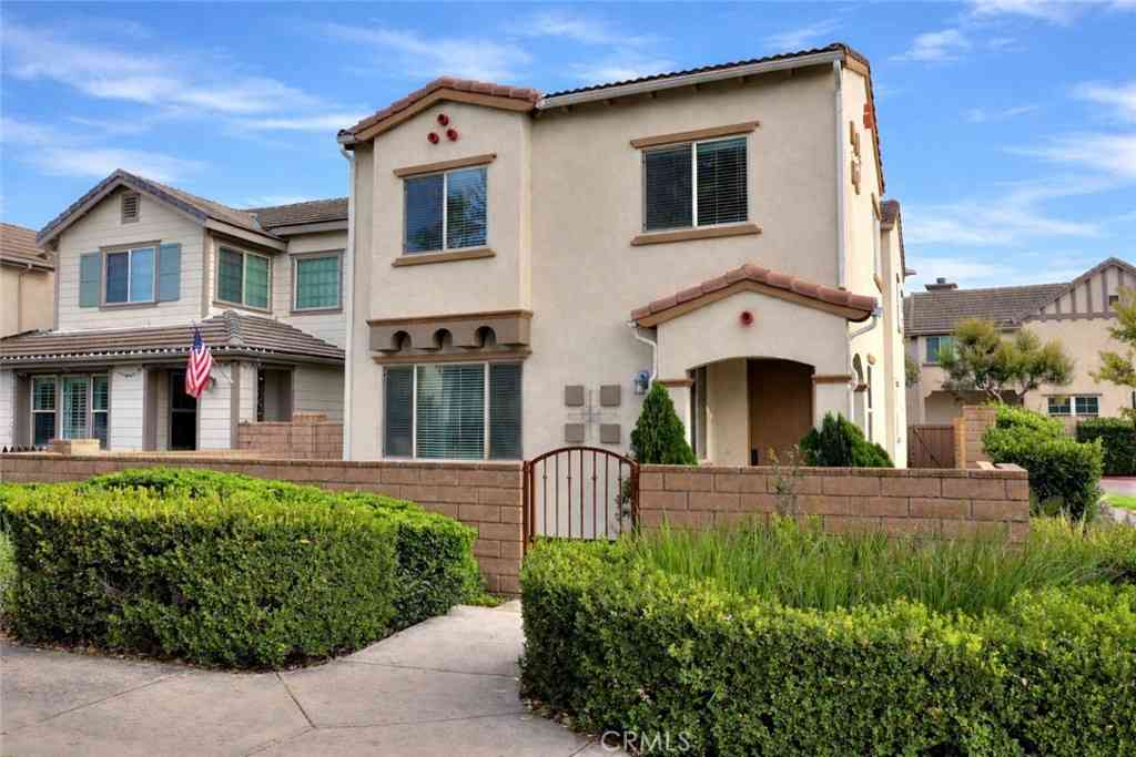 Homes For Sale - 858 Calaveras<br/> Corona, CA 92878