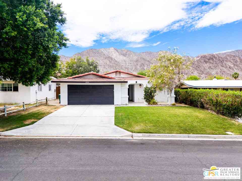 Homes For Sale - 52925 Avenida Vallejo<br/> La Quinta, CA 92253