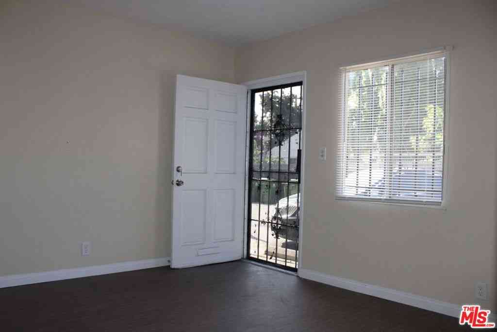 Apartment For Rent - 6340 10th Avenue #6400 1/2<br/> Los Angeles, CA 90043