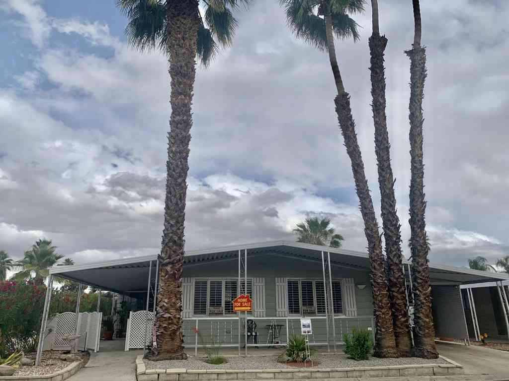 Homes For Sale - 377 Club Circle Drive<br/> Palm Springs, CA 92264