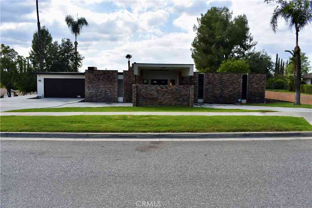 Homes For Sale - 1156 Lyndhurst Drive<br/> Riverside, CA 92507