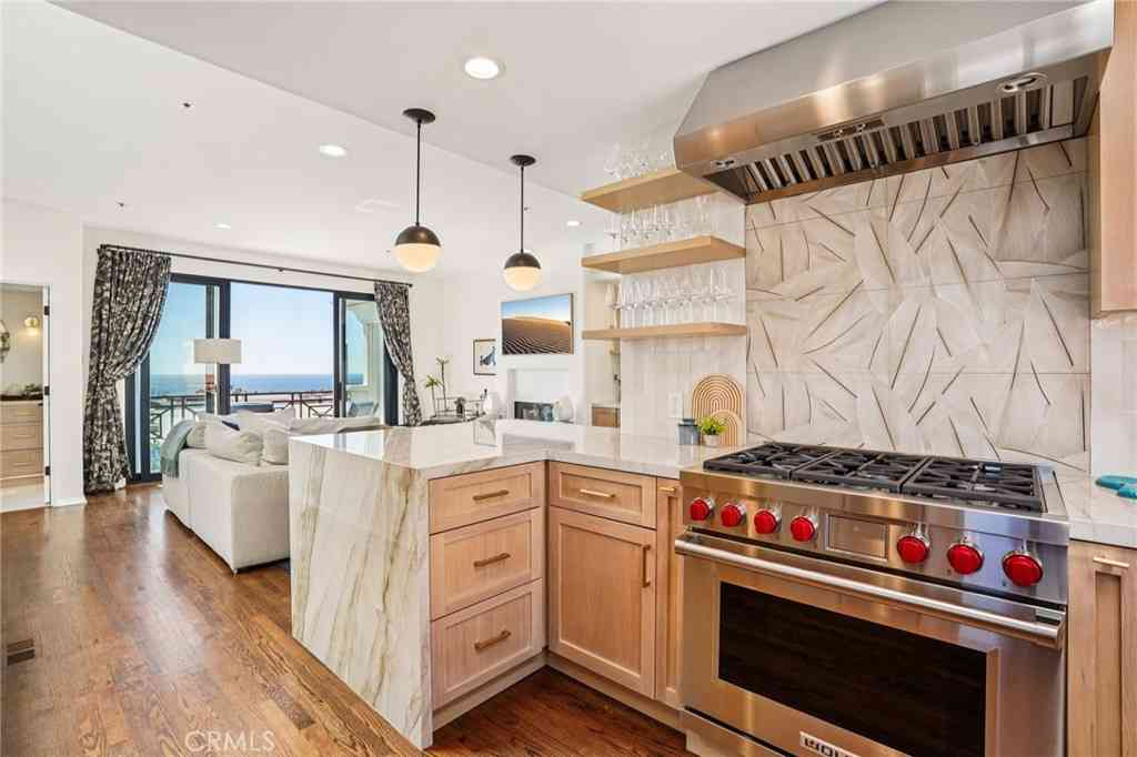 Townhouse For Sale - 710 Manhattan Beach Boulevard<br/> Manhattan Beach, CA 90266